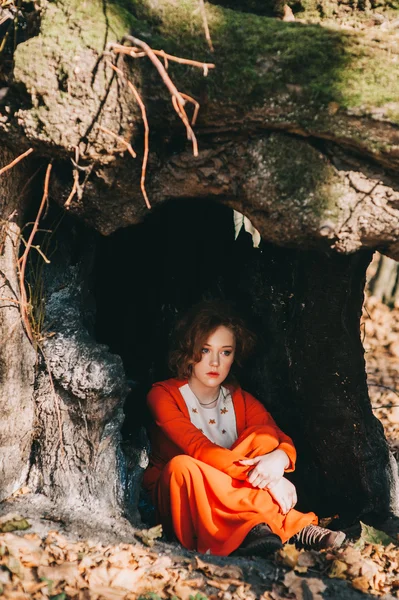 Rödhårig tjej i mystisk skog — Stockfoto