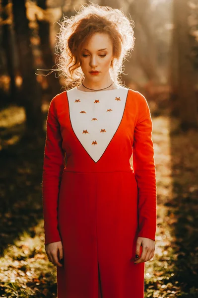 Rousse fille dans mystérieuse forêt — Photo