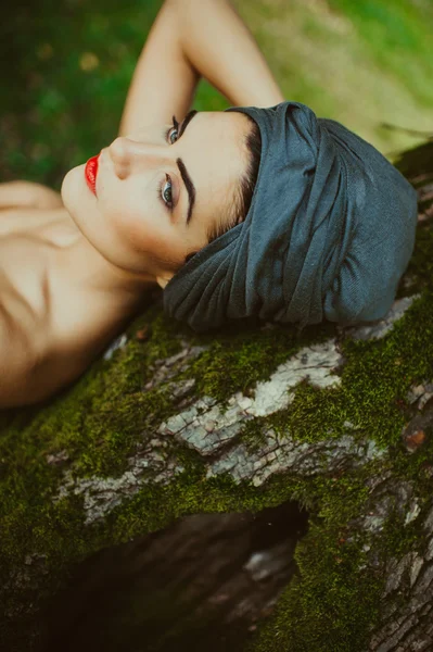 Chica posando cerca de un árbol — Foto de Stock