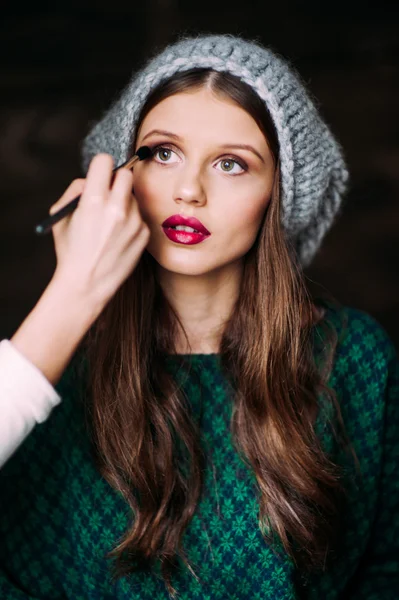 Chica joven con hacer maquillaje —  Fotos de Stock