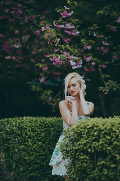 정원에서 아름 다운 금발 소녀 — 스톡 사진