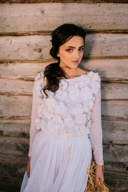 Beyaz elbiseli çekici esmer kız