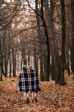 ormandaki iki ikiz sarışın kız