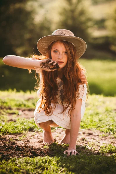 田舎の若い赤毛の女性 — ストック写真