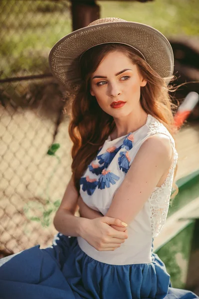 Hermosa chica en sombrero — Foto de Stock