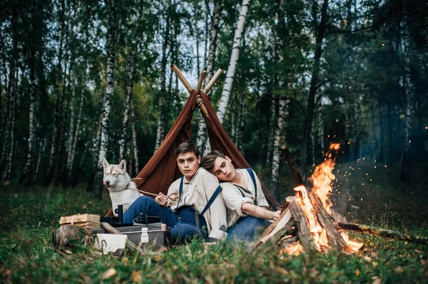 坐在篝火旁的两个孪生兄弟 — 图库照片