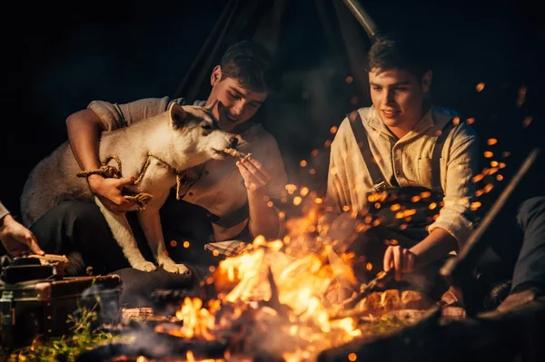 Bir kamp ateşi etrafında oturan iki ikiz kardeşler — Stok fotoğraf