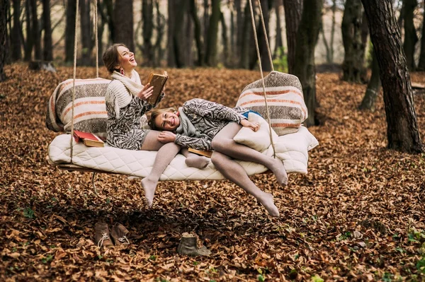 Dos hermanas rubias gemelas en el bosque — Foto de Stock