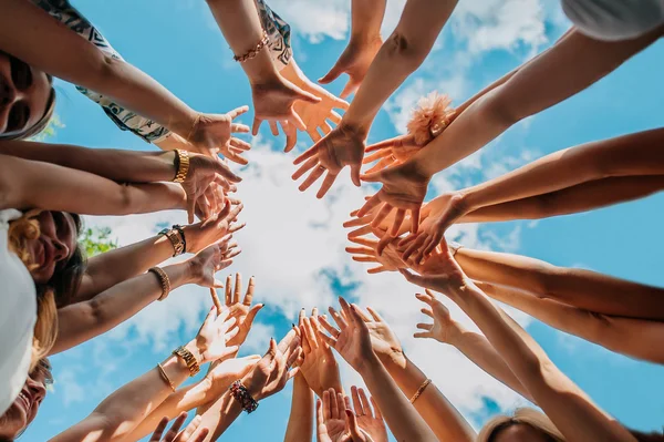 Hände bilden einen Kreis — Stockfoto