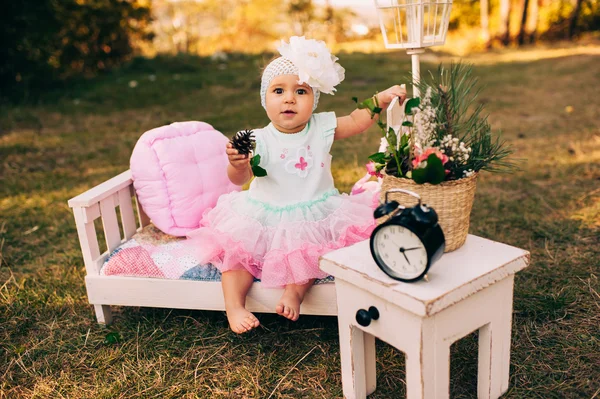 Pequena menina bonita no parque — Fotografia de Stock