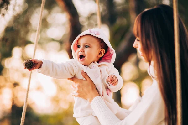 Madre con hija pequeña —  Fotos de Stock