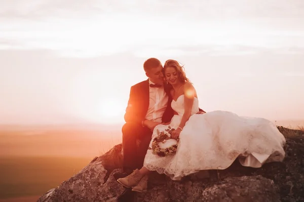 Atractiva pareja de boda —  Fotos de Stock