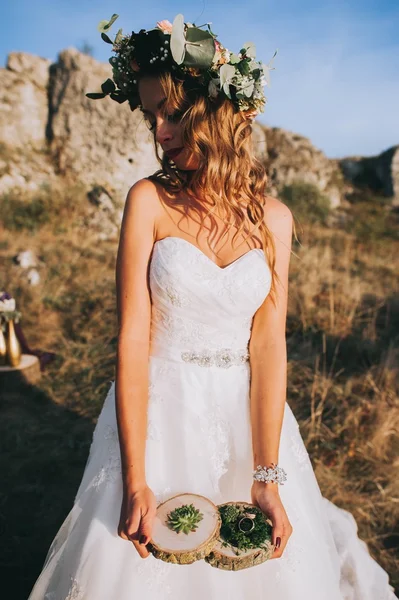 Noiva segurando decorações de casamento — Fotografia de Stock