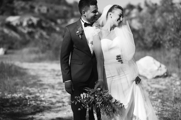 Pareja de boda en la carrera de arcilla —  Fotos de Stock