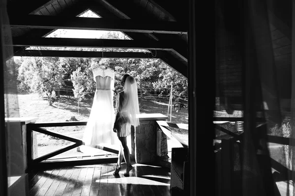 La novia y el novio en el balcón —  Fotos de Stock