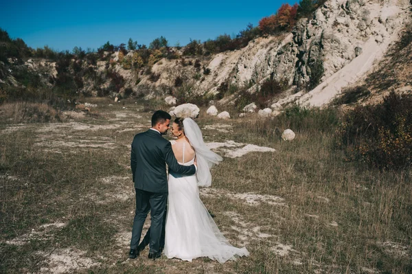 Pareja de boda en la carrera de arcilla —  Fotos de Stock