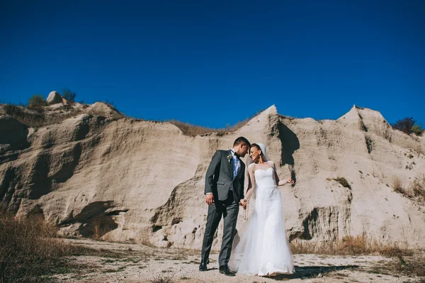 Wedding couple at the clay career — Stock Photo, Image