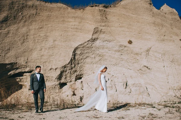 Pareja de boda en la carrera de arcilla — Foto de Stock