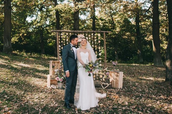 Happy bride and groom — Stock Photo, Image