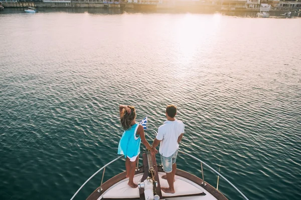 Pár relaxační na jachtě plavba — Stock fotografie