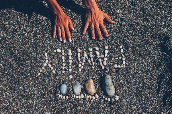 Piedras dispuestas como huellas — Foto de Stock