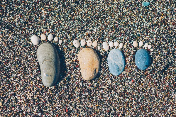 Trace voeten gemaakt van pebble stenen — Stockfoto