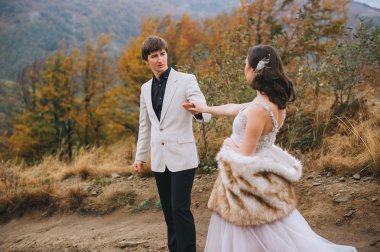 mutlu bir yeni evli çift