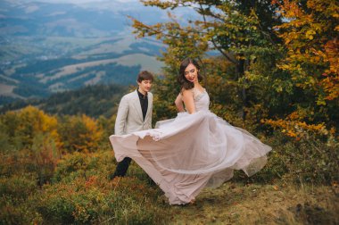 mutlu bir yeni evli çift