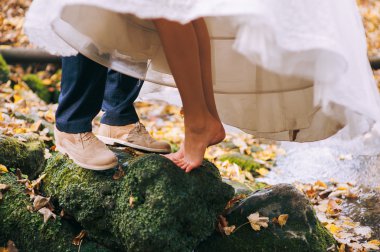 damat ve gelin çıplak ayak ile