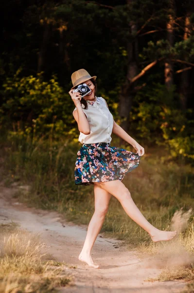 Junges Mädchen posiert mit Retro-Kamera — Stockfoto