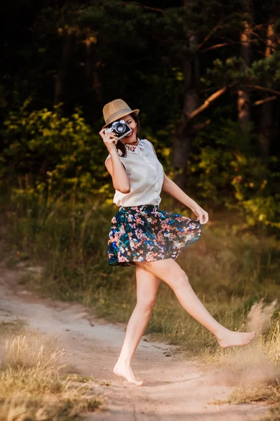 Jovem posando com câmera retro — Fotografia de Stock