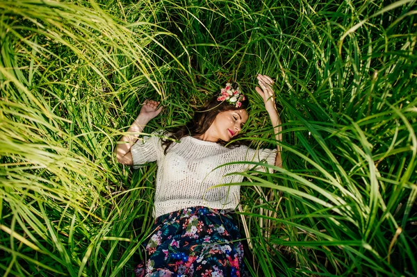 Anal dívka pózuje v zelené trávě — Stock fotografie