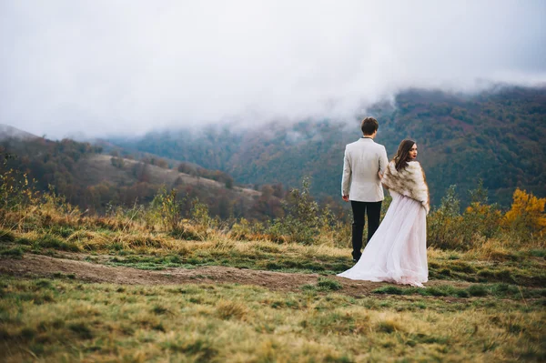 Feliz casal recém-casado — Fotografia de Stock