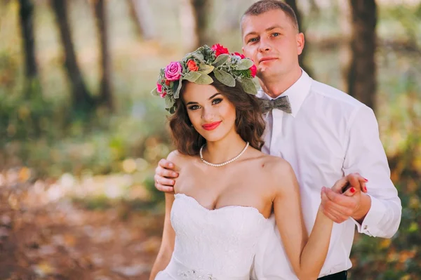 Novia y novio felices — Foto de Stock