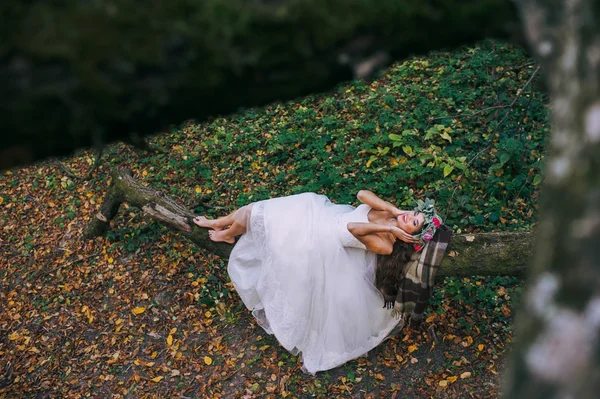 Novia feliz en el bosque — Foto de Stock