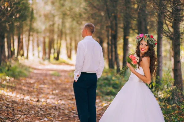 Novia y novio felices —  Fotos de Stock