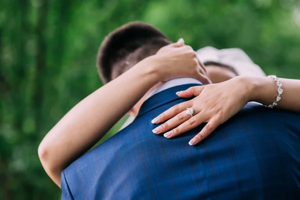 Retrato de casamento de um jovem casal — Fotografia de Stock