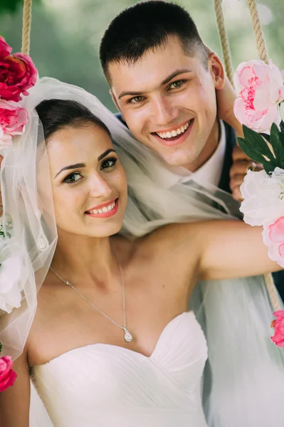 Retrato de casamento de um jovem casal — Fotografia de Stock