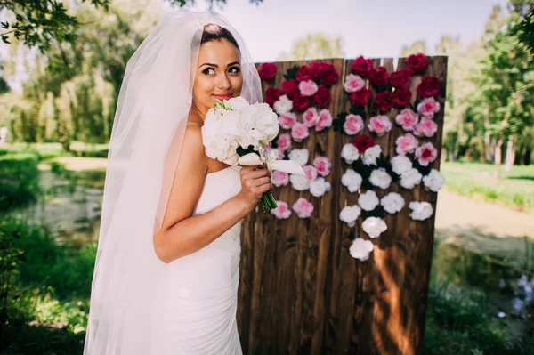 Cantik pengantin berpose — Stok Foto