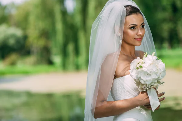 Красивая невеста позирует — стоковое фото