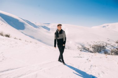 Yakışıklı genç adam poz veriyor.