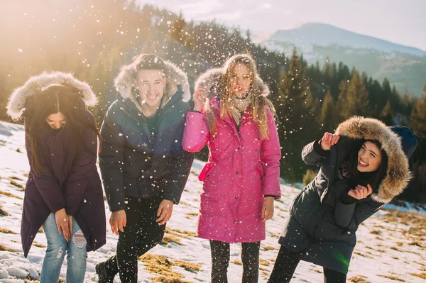 Giovani in montagna — Foto Stock