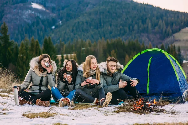 Jeunes dans les montagnes — Photo