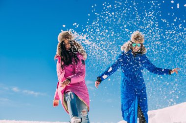 iki genç kız eğleniyor