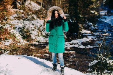 Kış ormanında güzel genç bir kadın