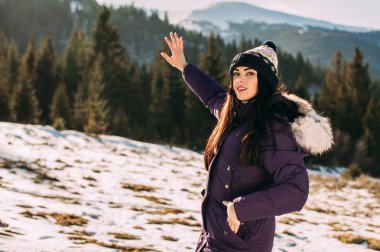 güzel kız Dağı'nda poz