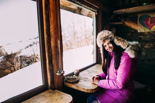 Femme souriante profitant matin ensoleillé — Photo