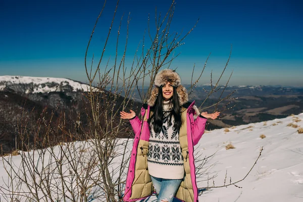 Bella ragazza in posa in montagna — Foto Stock