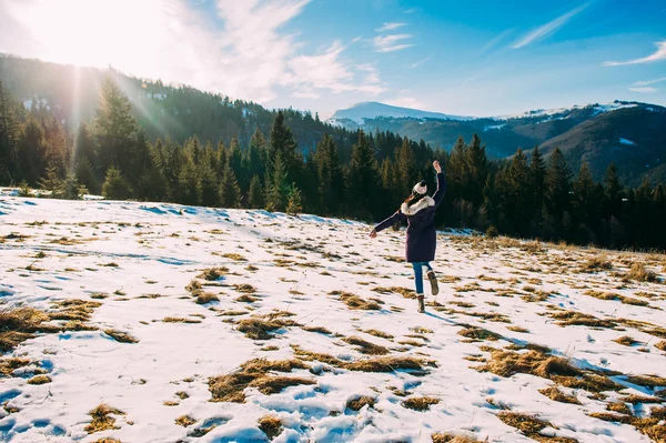 Belle fille posant à la montagne — Photo