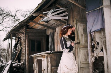 güzel kız kış günü içinde poz